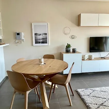 Appartement 4 P A 50 M De La *